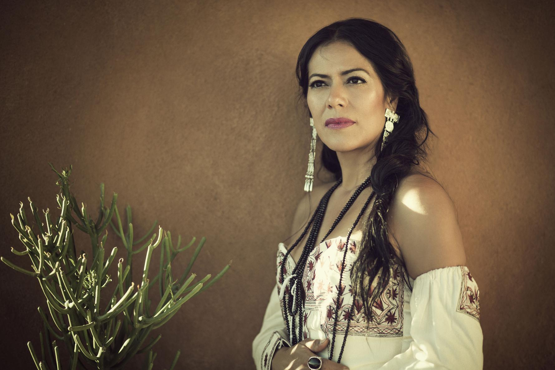 Contratar a Lila Downs cantante oaxaqueña